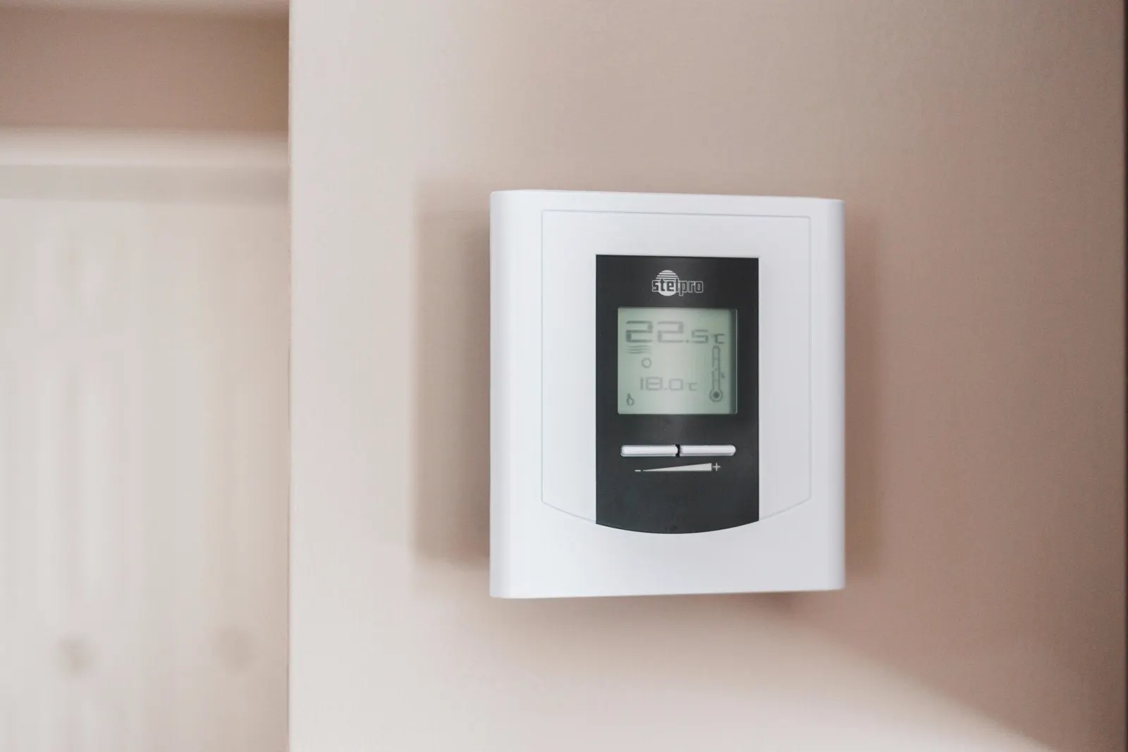 Smart thermostat displaying energy savings